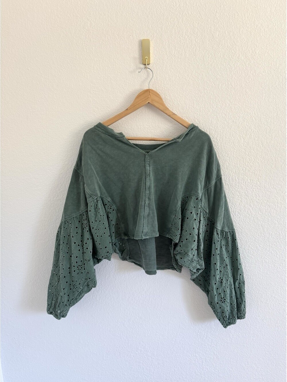 Pilcro Anthropologie Women’s Size Medium Batwing Eyelet Sweatshirt Green